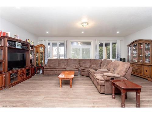 520 Norfolk County Road W, Fairground, ON - Indoor Photo Showing Living Room
