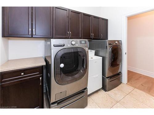 446 South Carriage Way, London, ON - Indoor Photo Showing Laundry Room