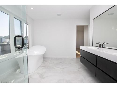 2286 Wickerson Road, London, ON - Indoor Photo Showing Bathroom