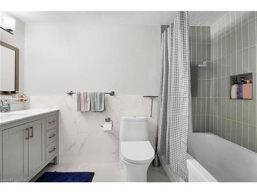 43 Finsbury Crescent, London, ON - Indoor Photo Showing Bathroom