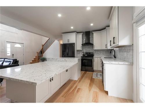 133 Oldham Street, London, ON - Indoor Photo Showing Kitchen With Upgraded Kitchen