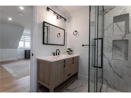 133 Oldham Street, London, ON - Indoor Photo Showing Bathroom