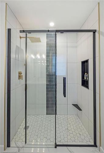 8 Noble Lane, St. Thomas, ON - Indoor Photo Showing Bathroom