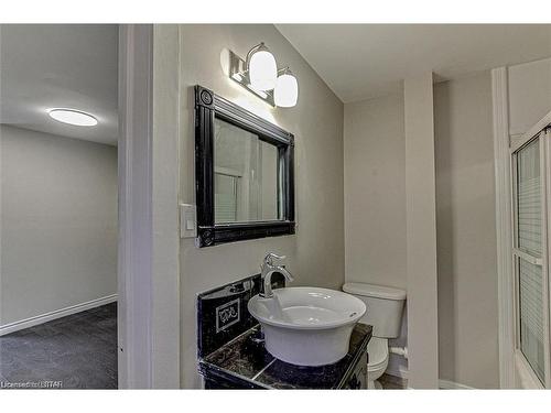 106 High Street, London, ON - Indoor Photo Showing Bathroom