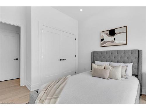 1001-480 Callaway Road, London, ON - Indoor Photo Showing Bedroom