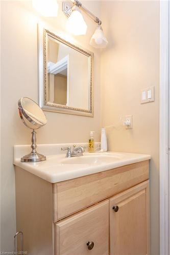 201-440 Wellington Street, St. Thomas, ON - Indoor Photo Showing Bathroom