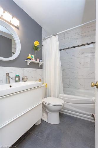 201-440 Wellington Street, St. Thomas, ON - Indoor Photo Showing Bathroom