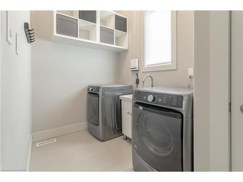 1221 Eagletrace Court, London, ON - Indoor Photo Showing Laundry Room