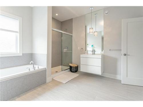1221 Eagletrace Court, London, ON - Indoor Photo Showing Bathroom