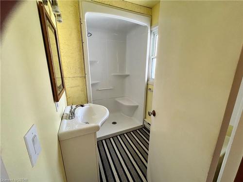21617 Irwin Road, Merlin, ON - Indoor Photo Showing Bathroom