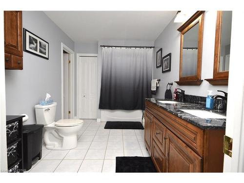 8105 Mcgregor Court, Mcgregor, ON - Indoor Photo Showing Bathroom