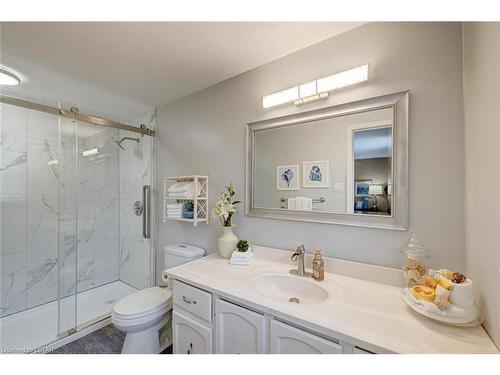 170 Guildford Crescent, London, ON - Indoor Photo Showing Bathroom