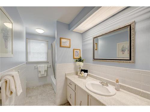 170 Guildford Crescent, London, ON - Indoor Photo Showing Bathroom