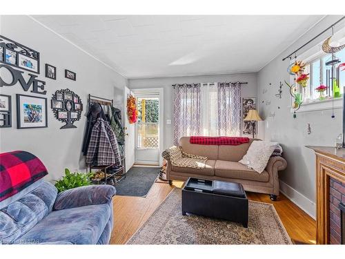 356 Exmouth Street, Sarnia, ON - Indoor Photo Showing Living Room