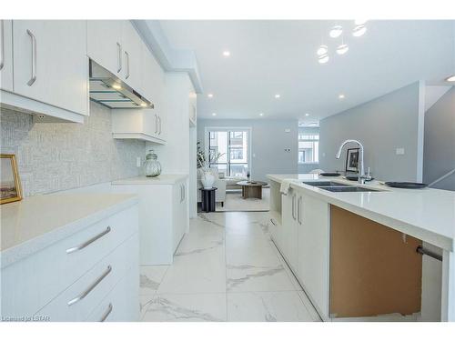 3-349 Southdale Road E, London, ON - Indoor Photo Showing Kitchen With Double Sink With Upgraded Kitchen