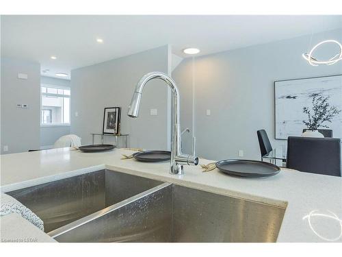 3-349 Southdale Road E, London, ON - Indoor Photo Showing Kitchen