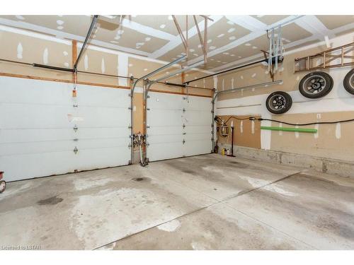 78 Parkview Drive, Dorchester, ON - Indoor Photo Showing Garage