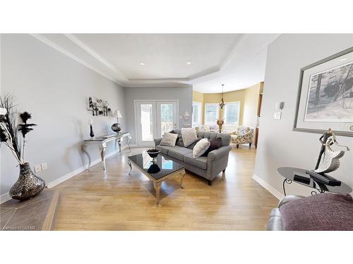 5850 Putnam Road, Thames Centre, ON - Indoor Photo Showing Living Room