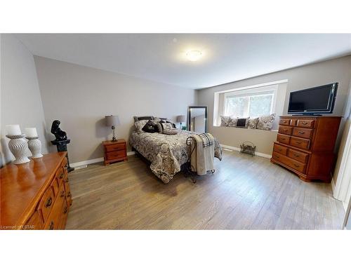 5850 Putnam Road, Thames Centre, ON - Indoor Photo Showing Bedroom