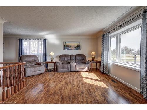 7203 Sunset Road, St. Thomas, ON - Indoor Photo Showing Living Room