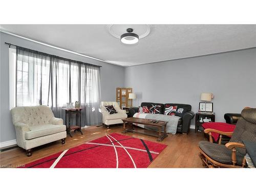 117 Wonham Street S, Ingersoll, ON - Indoor Photo Showing Living Room