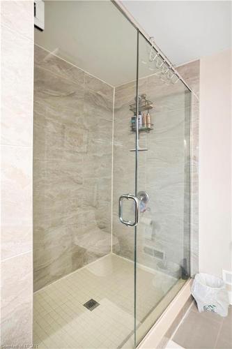 1552 Sandridge Avenue, London, ON - Indoor Photo Showing Bathroom