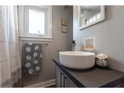 7054 Beattie Street, London, ON - Indoor Photo Showing Bathroom