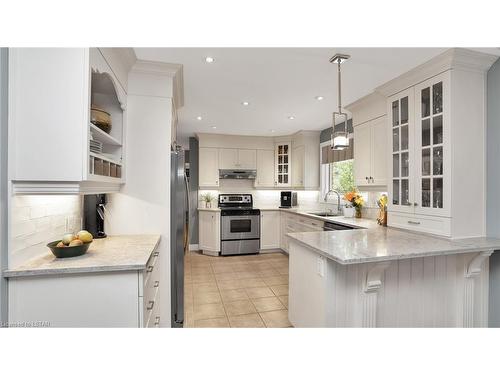 727 Old Hunt Road, London, ON - Indoor Photo Showing Kitchen With Upgraded Kitchen