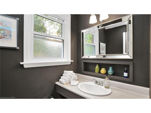 727 Old Hunt Road, London, ON - Indoor Photo Showing Bathroom
