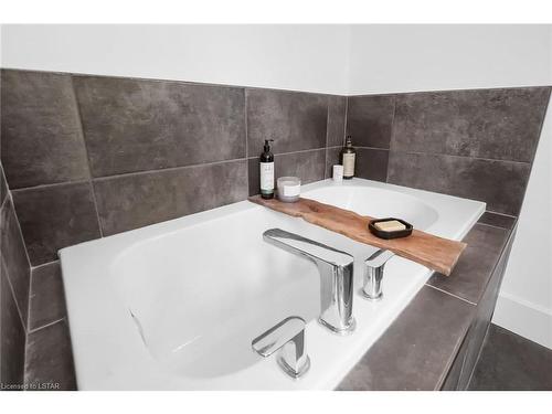246 Snyders Avenue, Belmont, ON - Indoor Photo Showing Bathroom