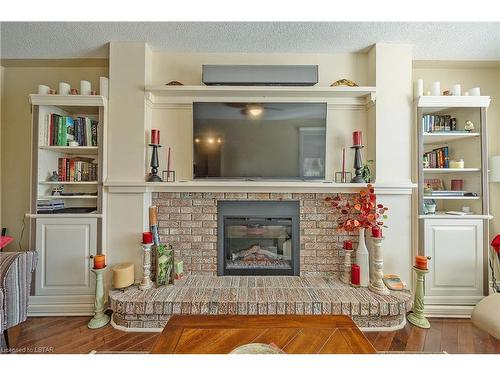 152 Clarendon Crescent, London, ON - Indoor Photo Showing Living Room With Fireplace