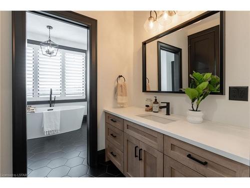 584522 Beachville Road, Beachville, ON - Indoor Photo Showing Bathroom