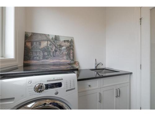 6696 Raleigh Boulevard, London, ON - Indoor Photo Showing Laundry Room