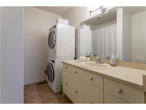 77 Cavendish Crescent, London, ON - Indoor Photo Showing Laundry Room
