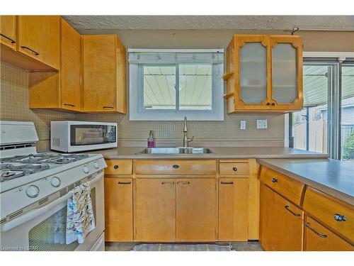 309 Burlington Crescent, London, ON - Indoor Photo Showing Kitchen With Double Sink