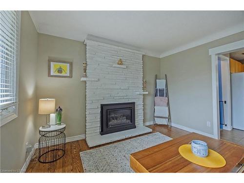 309 Burlington Crescent, London, ON - Indoor Photo Showing Living Room With Fireplace