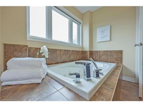 877 Kettleridge Street, London, ON - Indoor Photo Showing Bathroom
