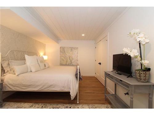 10206 Sandalwood Crescent, Grand Bend, ON - Indoor Photo Showing Bedroom