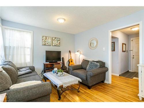 657 Creston Avenue, London, ON - Indoor Photo Showing Living Room