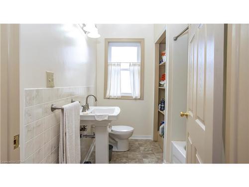 100 George Street, Ailsa Craig, ON - Indoor Photo Showing Bathroom