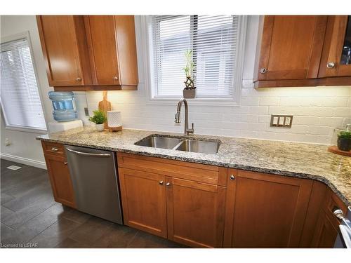988 Moy Crescent, London, ON - Indoor Photo Showing Kitchen With Double Sink