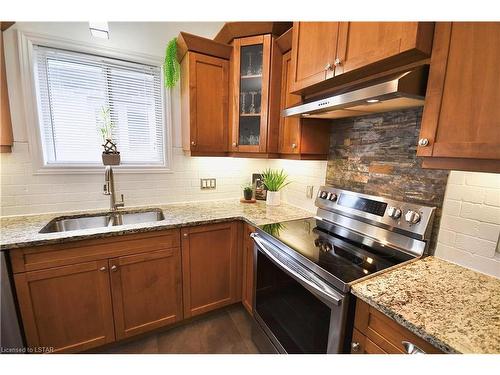 988 Moy Crescent, London, ON - Indoor Photo Showing Kitchen With Double Sink