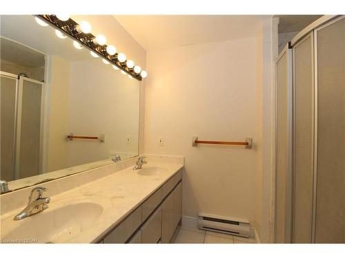 24-90 Ontario Street S, Grand Bend, ON - Indoor Photo Showing Bathroom