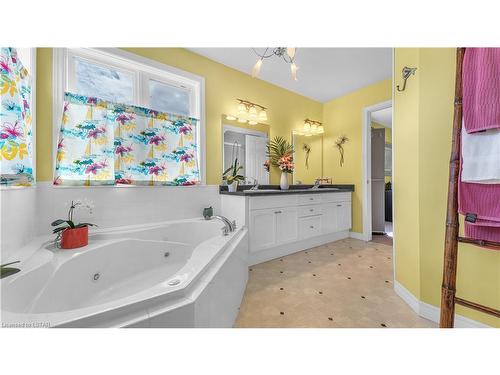 463 Mcmahen Street, London, ON - Indoor Photo Showing Bathroom