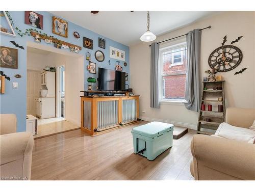 12 Hyatt Avenue, London, ON - Indoor Photo Showing Living Room