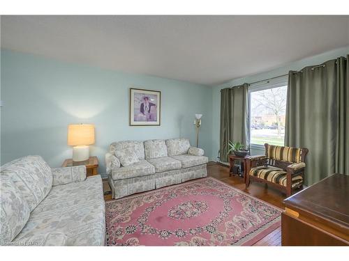 999 Notre Dame Drive, London, ON - Indoor Photo Showing Living Room