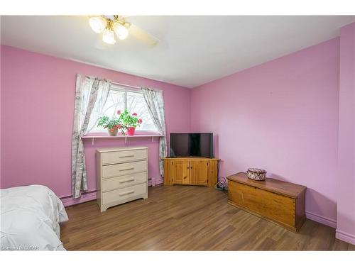 999 Notre Dame Drive, London, ON - Indoor Photo Showing Bedroom