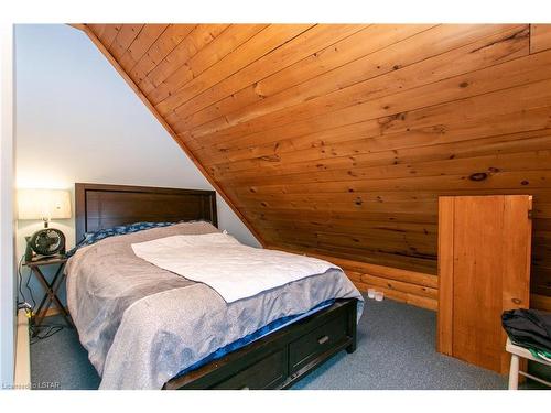 2096 Bruce Road 9, Northern Bruce Peninsula, ON - Indoor Photo Showing Bedroom