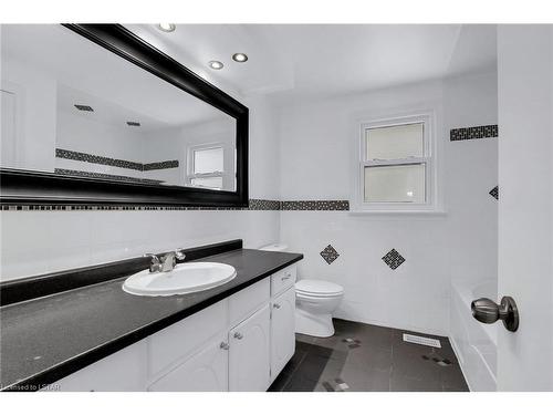 802 Viscount Road, London, ON - Indoor Photo Showing Bathroom