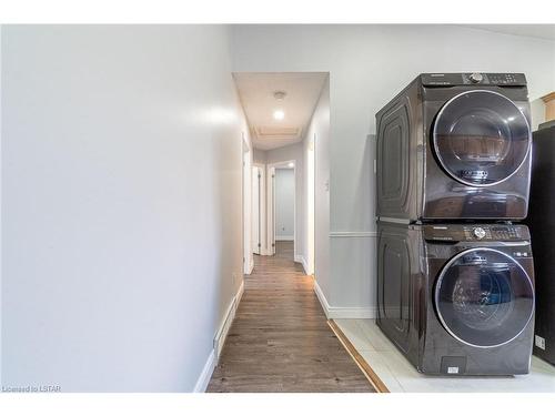 10 Sunrise Crescent, London, ON - Indoor Photo Showing Laundry Room